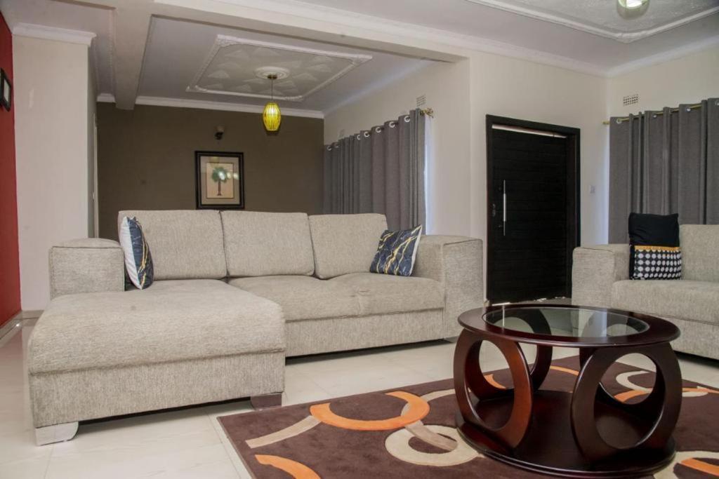 Royal Suites Apartments Lusaka Bagian luar foto