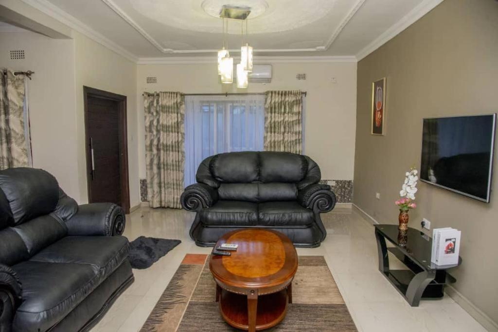 Royal Suites Apartments Lusaka Bagian luar foto