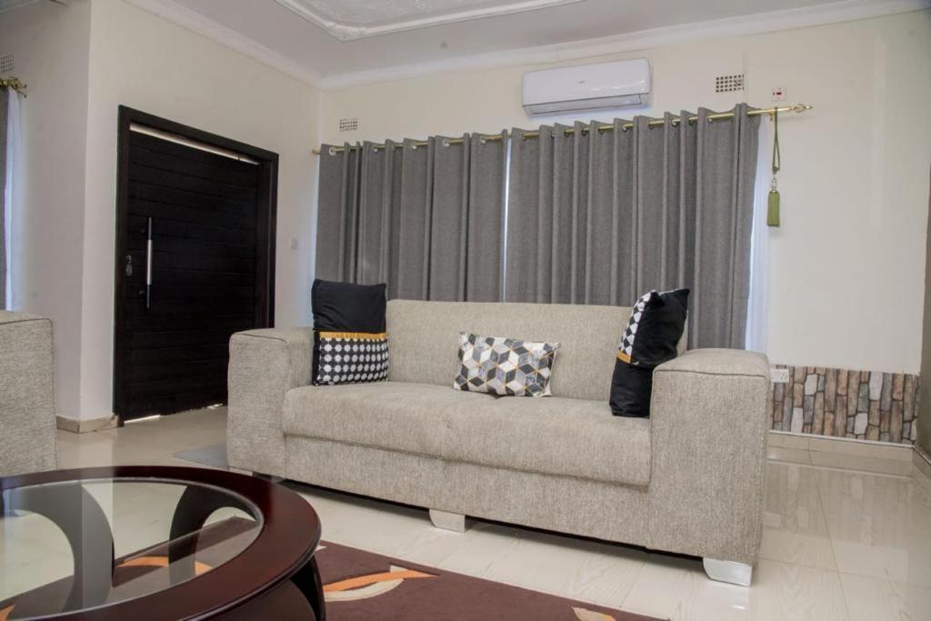Royal Suites Apartments Lusaka Bagian luar foto